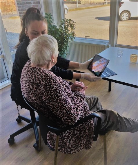 Randers: Plejecenter hjælper ældre borgere med FaceTime