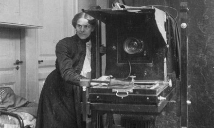 Kom tæt på historien om de første kvindelige fotografer