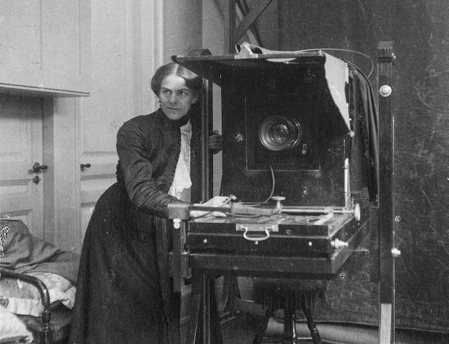 Kom tæt på historien om de første kvindelige fotografer