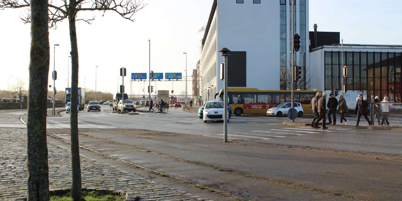 Centralt kryds rykker 70 meter og en dobbeltrettet cykelsti er på vej