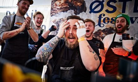 Randers-kokken Nicklas er mester i at åbne østers: Nu skal han repræsentere Danmark i udlandet