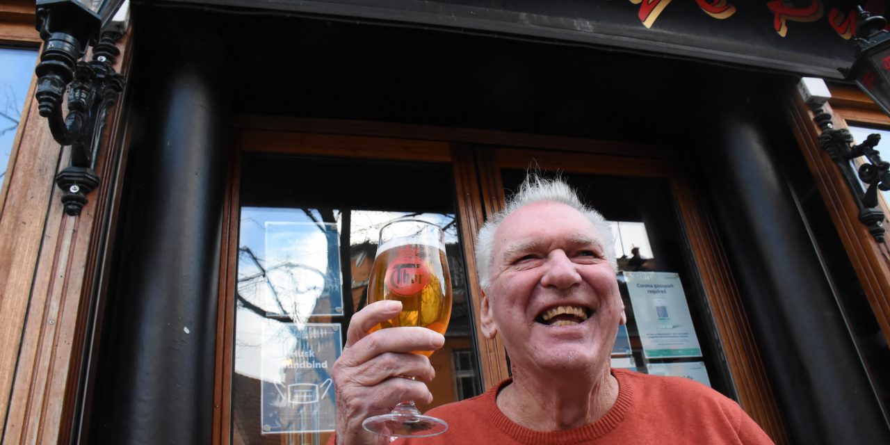 Ib kvittede bartender-jobbet som 80-årig: Nu er han ambassadør og vært i stedet