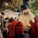 For nu er julen kommen: Se alle billederne fra den festlige juletræstænding på Rådhustorvet