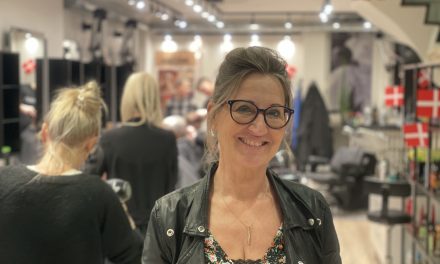 20 år: Overrasket af sit eget portræt i frisørsalonen