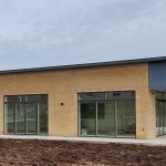 Vil ikke vente på forsikringssag: Nyt klubhus med konstruktionsfejl skal udbedres nu