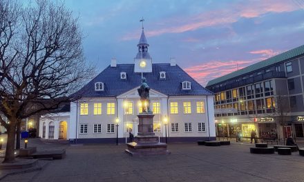 Rådhuset i lyserødt