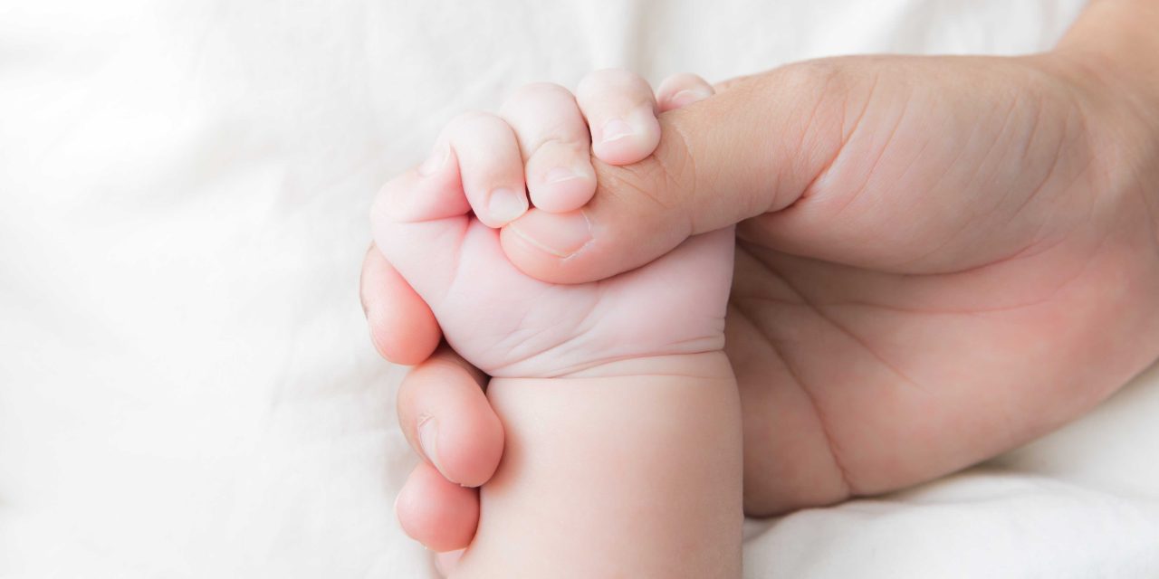 Baby rusket tæt på døden af sin far: Blødninger fik hoved til at vokse