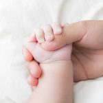 Baby rusket tæt på døden af sin far: Blødninger fik hoved til at vokse