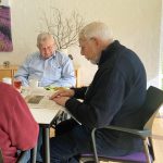 85-årig Knud Erik læser højt på plejehjem: »Så længe jeg kan, vil jeg sgu blive ved med det« 