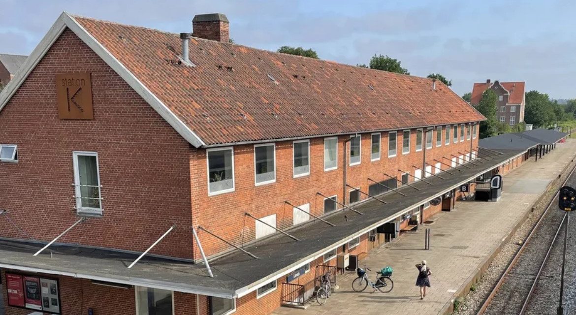 Bro er reddet i Langå: Nu skal stationsbygning renoveres og fyldes med liv