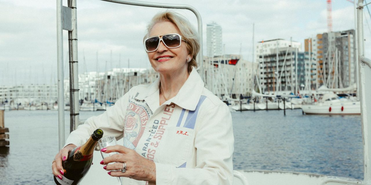 Fylder 80 år: Karin Salling skruer op for humoren og ned for de høje hæle