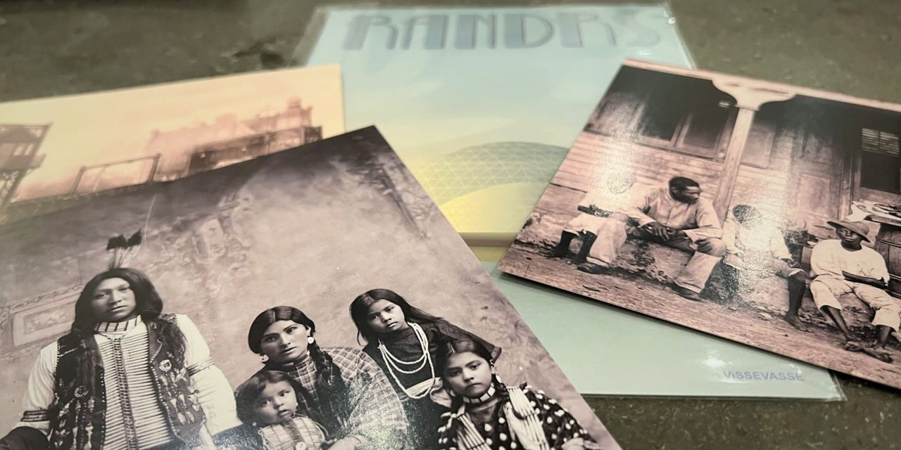Hvor går man på jagt efter Randers-postkort og -souvenirs?