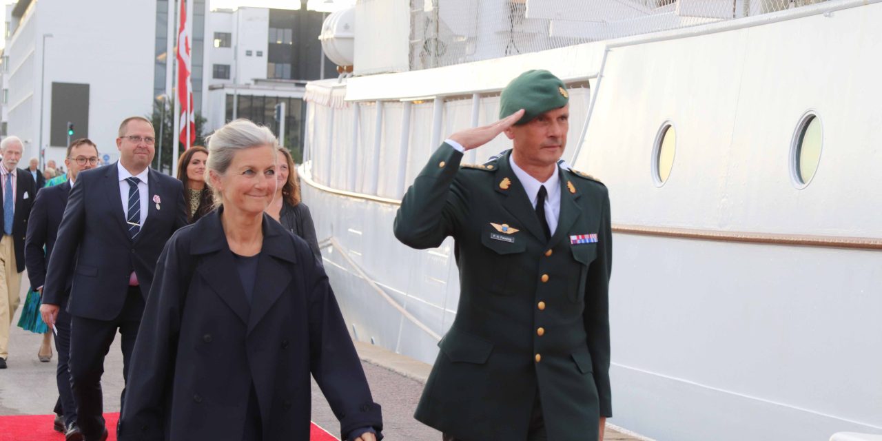Se dem her: 92 besøgte dronningen på skibet Dannebrog