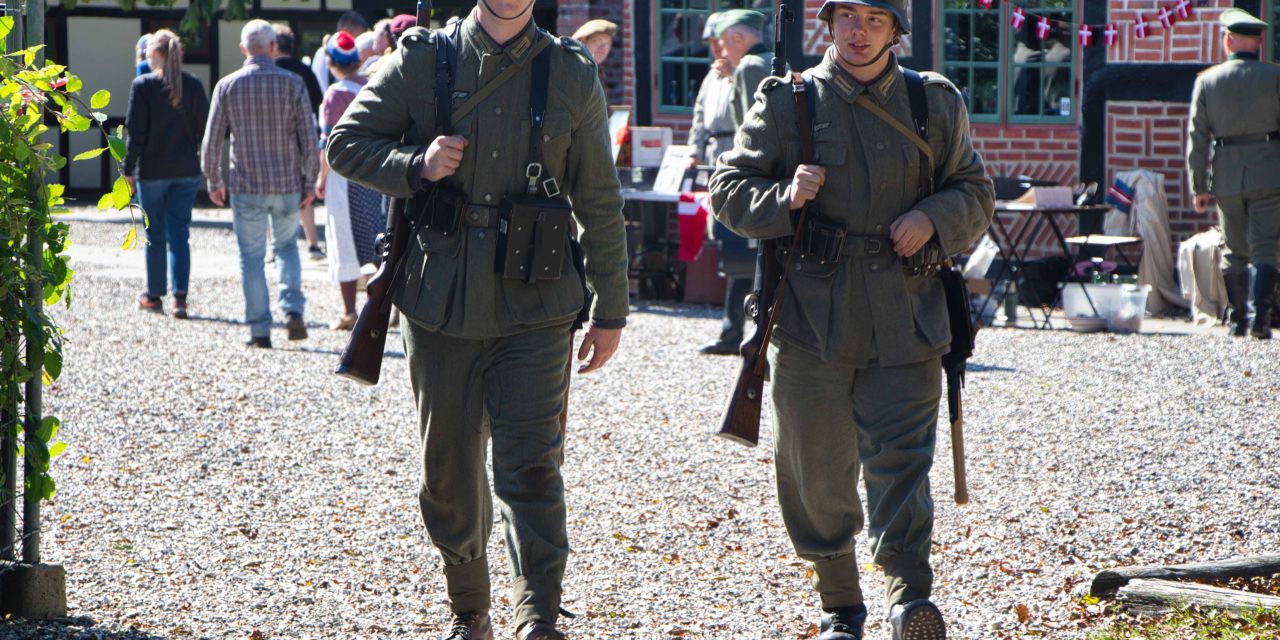 Mænd i tyske og allierede uniformer viste sig til mærkedag i Hvidsten
