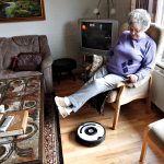 Tøjvask hver anden uge og gulvvask af en robot: Nye tiltag i hjemmeplejen sendt i høring