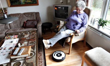 Tøjvask hver anden uge og gulvvask af en robot: Nye tiltag i hjemmeplejen sendt i høring