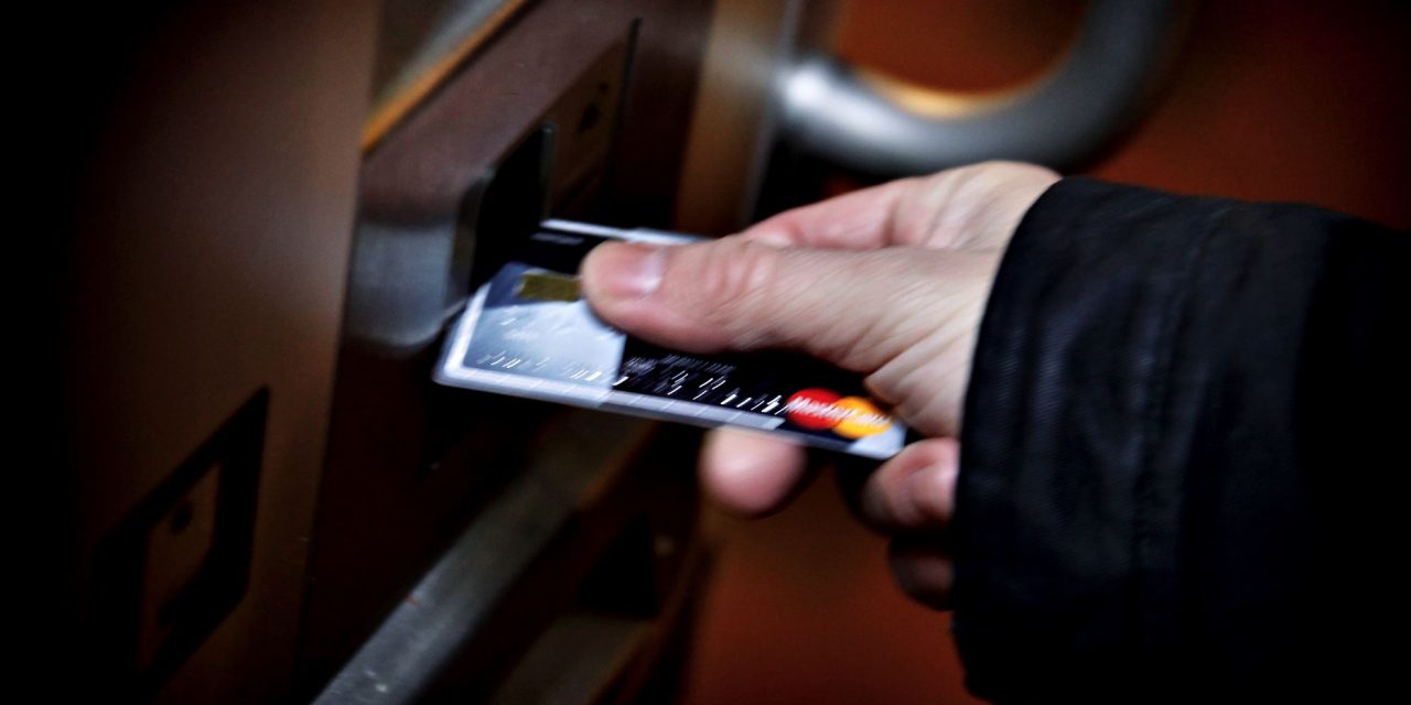 To kvinder snydt: Udleverede betalingskort og kontanter