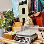 Vintage-tøj i kilovis: Pop-op-butik vender tilbage til Randers