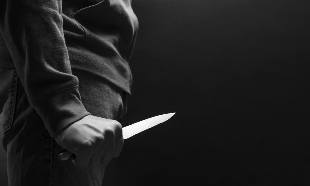 Fuld mand med kniv anholdt ved værtshus