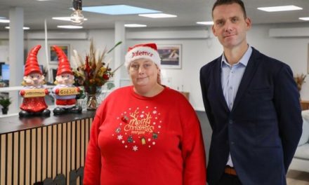 Lokalt forsikringsselskab støtter Julemor med stort beløb