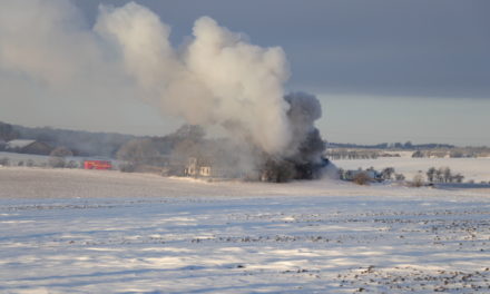 Ild gennem taget: Kraftig brand på gård mellem Hadsten og Randers