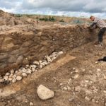 Kirkegårdsvandringer, arkæologernes fortællinger og historier fra frisøren:  Museum Østjylland tager hul på nyt program 