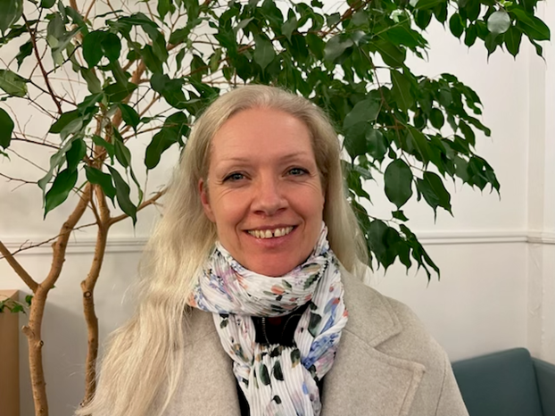 Nyt bestyrelsesmedlem i Røde Kors Randers kom til Danmark for fire år siden – nu lærer hun andre at tale dansk