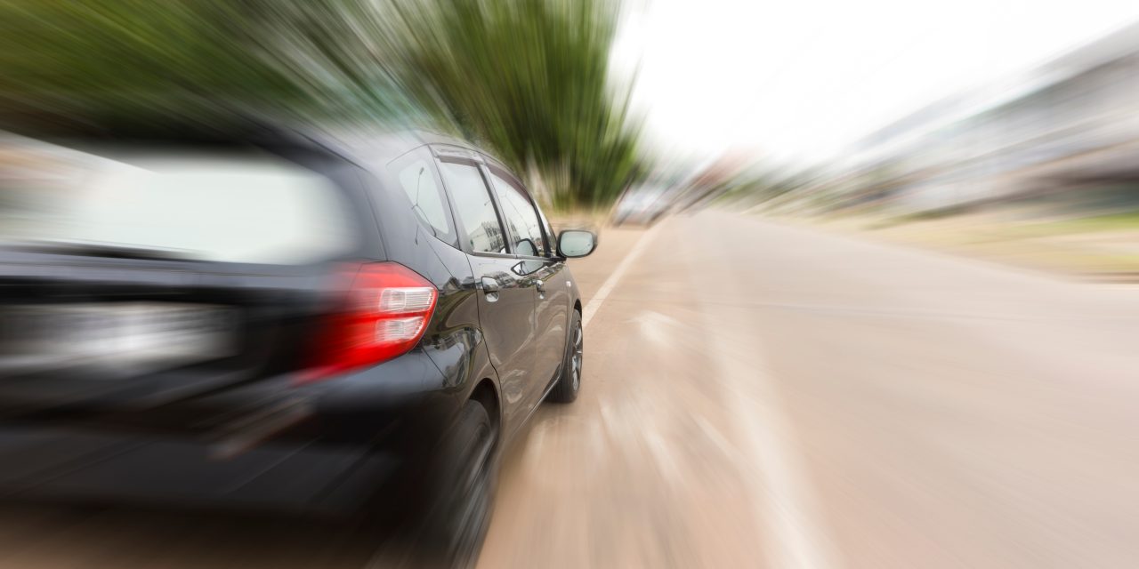Overhaler bil – og får en på smasken
