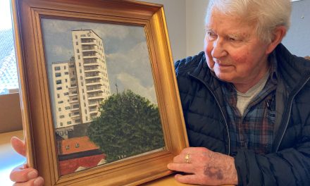 90-årig malermester kan ikke slippe maling og pensel
