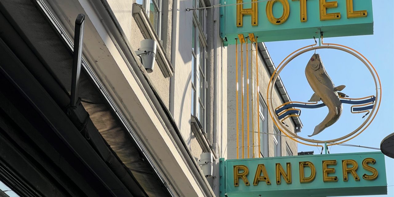 Kander, kunst og finurlige sager: Hotel Randers sælger ud for et godt formål