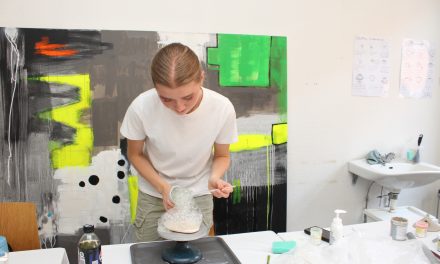 Sæbebobler og selvtillid: Sårbare unge finder ro og kreativitet i keramik