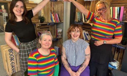 Regnbueflag: Biblioteket støtter Pride